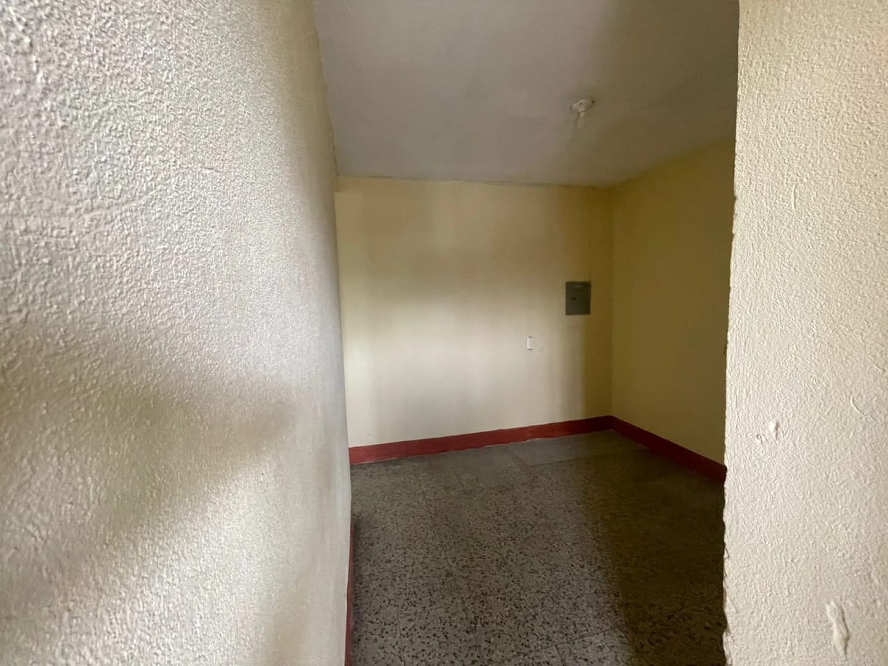 RENTO CASA IDEAL PARA OFICINAS EN COLONIA LA BRIGADA ZONA 7 DE MIXCO — Casa en Alquiler en Zona 7 Mixco, Guatemala, Ciudad — foto 16 de 17