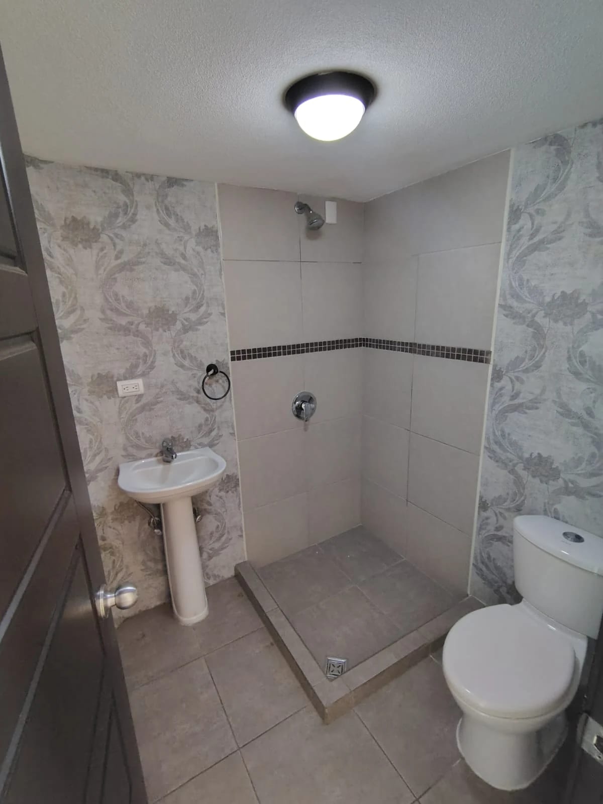 VENDO CASA EN COND. ALAMEDAS DE SANTO DOMINGO, KM 30.5 CAES — Casa en Venta en Carretera a El Salvador, Guatemala, Ciudad — foto 5 de 17