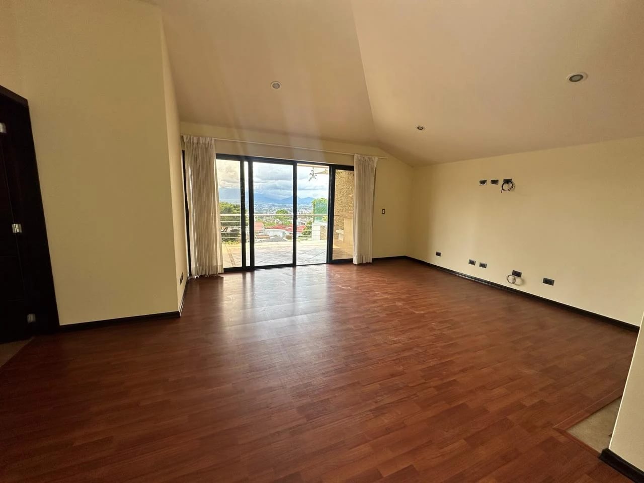 VENDO CASA EN COLONIA ELGIN 2 ZONA 13 — Casa en Venta en Zona 13, Guatemala, Ciudad — foto 1 de 14