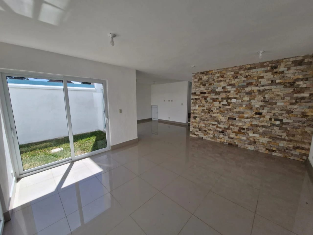 VENDO CASA VILLAS DE PICASO FRAIJANES REF.6915 *232M2, 3 HAB, 3.5 BAÑOS, 2 PARQUEOS, PATIO, Q.1,490K* — Casa en Venta en Carretera a El Salvador, Guatemala, Ciudad — foto 2 de 7