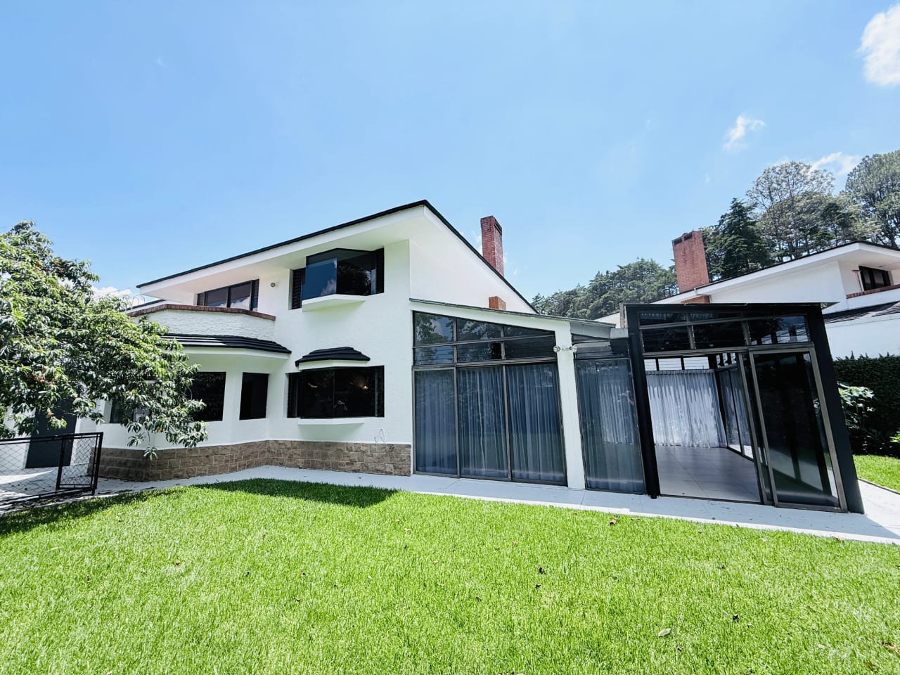 CASA AMPLIA EN RENTA CON JARDIN 4 HAB. / COND. SAN ANTONIO KM. 16.5 CAES — Casa en Alquiler en San Antonio, Carretera a El Salvador, Guatemala, Ciudad — foto 1 de 14