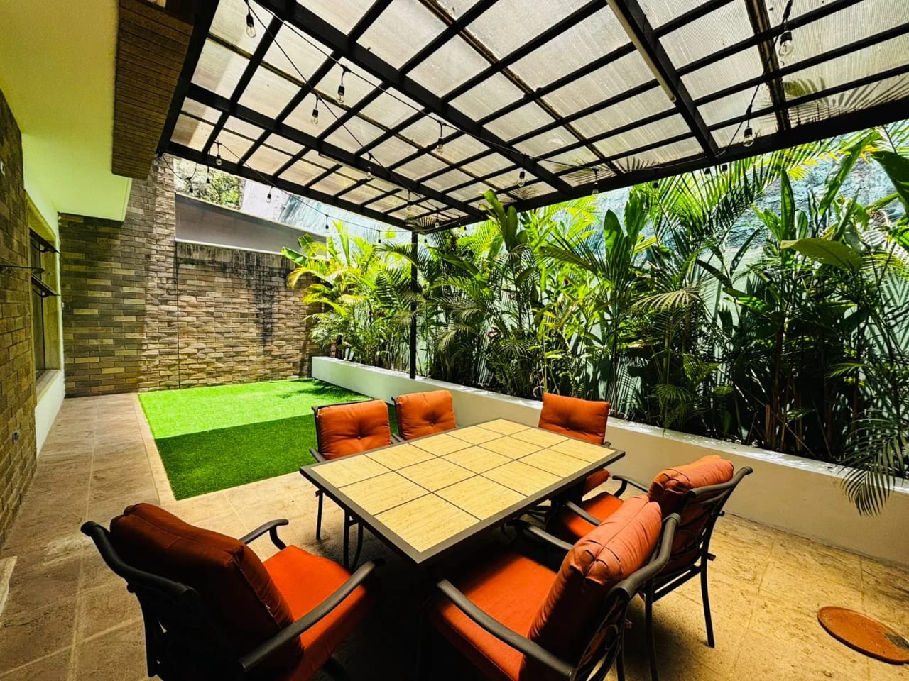 Casa de 3 dormitorios con jardín, en sector exclusivo Zona 10 OAKLAND — Casa en Venta en Zona 10, Guatemala, Ciudad — foto 1 de 16