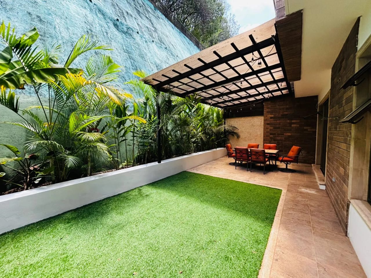 Casa de 3 dormitorios con jardín, en sector exclusivo Zona 10 OAKLAND — Casa en Venta en Zona 10, Guatemala, Ciudad — foto 2 de 16