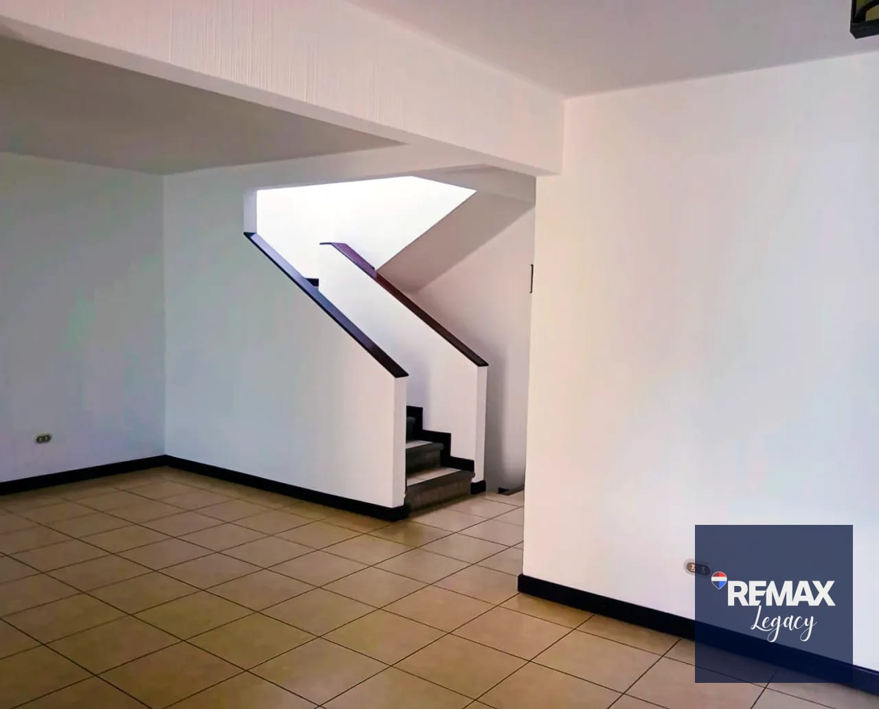 Casa Venta | Portal de San Isidro | zona 16 — Casa en Venta en San Isidro, Zona 16, Guatemala, Ciudad — foto 2 de 8