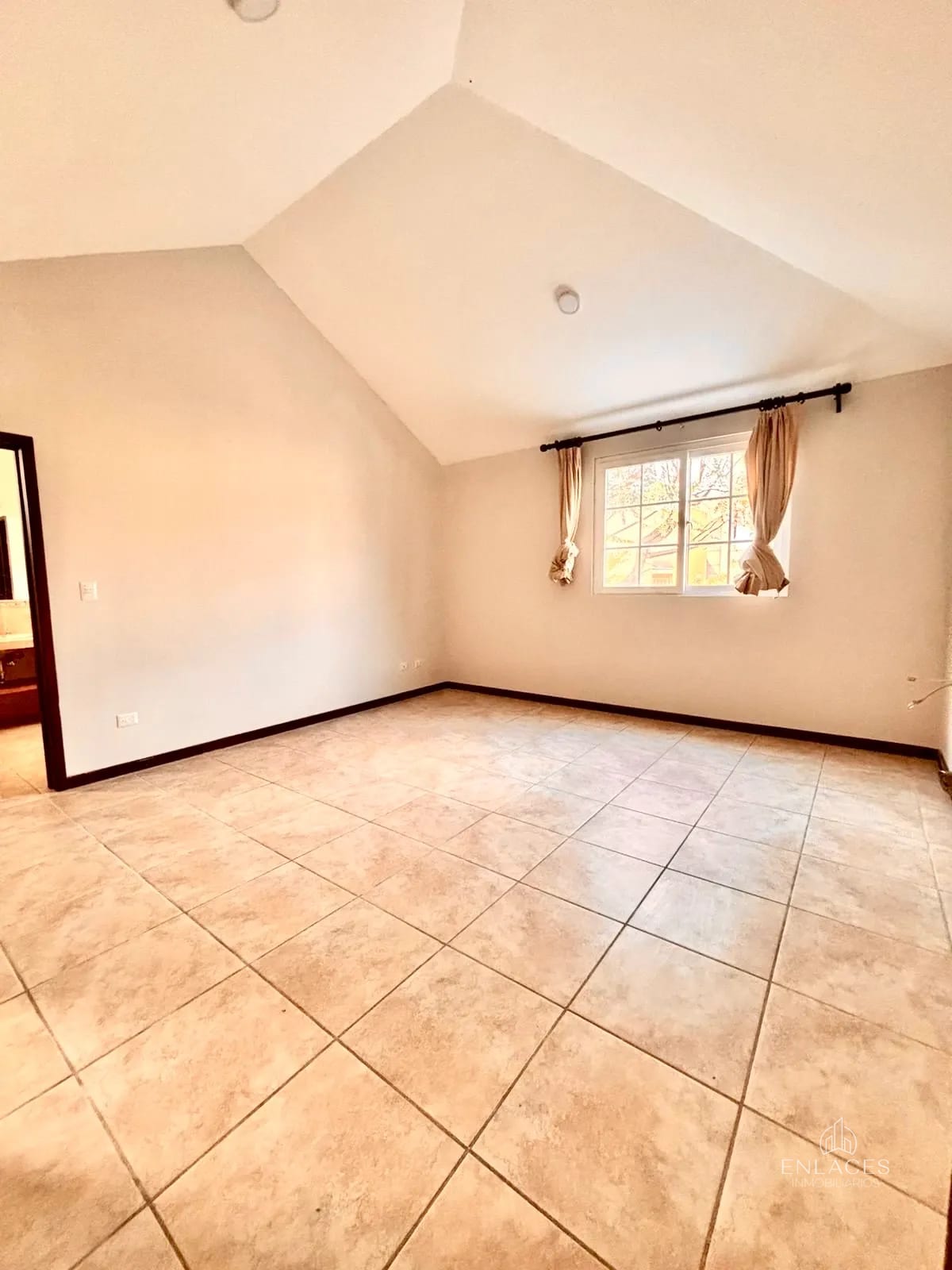 Km. 20.5 Fraijanes • Casa en Renta/Venta • Villas de Entreverdes — Casa en Alquiler en Villas de Entreverdes, Carretera a El Salvador, Guatemala, Ciudad — foto 4 de 13