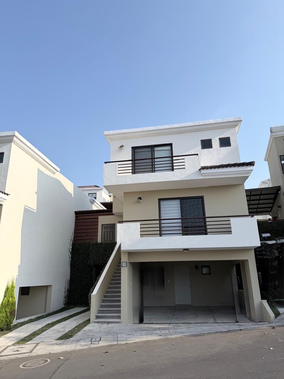 EXCLUSIVA CASA EN VENTA VISTAS DE SAN ISIDRO 3 ZONA 16 — Casa en Venta en Vistas de San Isidro, Zona 16, Guatemala, Ciudad — foto 1 de 13