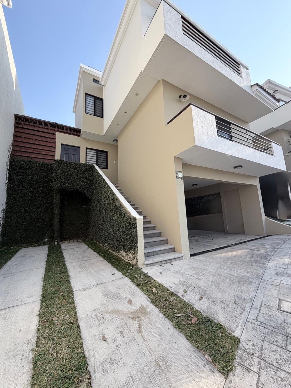 EXCLUSIVA CASA EN VENTA VISTAS DE SAN ISIDRO 3 ZONA 16 — Casa en Venta en Vistas de San Isidro, Zona 16, Guatemala, Ciudad — foto 2 de 13