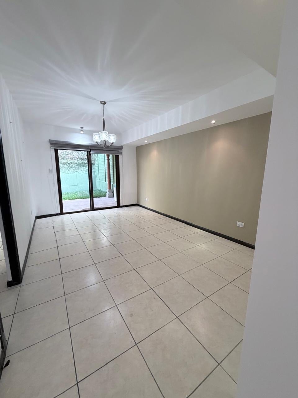 EXCLUSIVA CASA EN VENTA VISTAS DE SAN ISIDRO 3 ZONA 16 — Casa en Venta en Vistas de San Isidro, Zona 16, Guatemala, Ciudad — foto 3 de 13