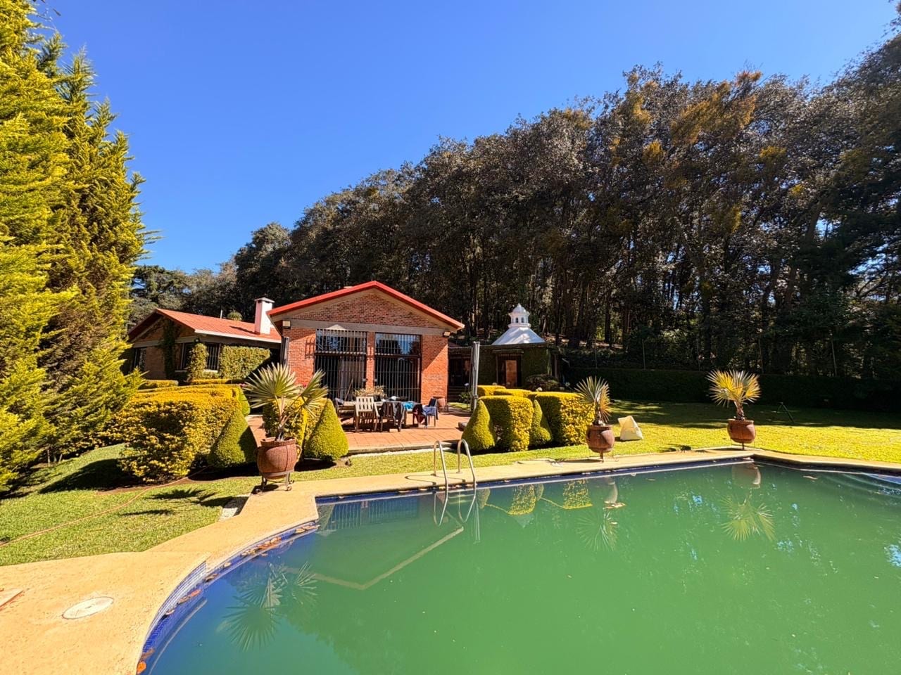UNA PROPIEDAD QUE ENAMORA! DISPONIBLE EN VENTA AMPLIA RESIDENCIA CON 6,00 VRS DE TERRENO Y INA HERMOSA CASA DE UN NIVEL CON MÁS DE MIL METROS DE CONSTRUCCIÓN — Casa en Venta en San Lucas Sacatepéquez, Sacatepéquez — foto 1 de 17