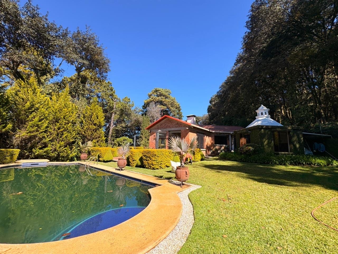 UNA PROPIEDAD QUE ENAMORA! DISPONIBLE EN VENTA AMPLIA RESIDENCIA CON 6,00 VRS DE TERRENO Y INA HERMOSA CASA DE UN NIVEL CON MÁS DE MIL METROS DE CONSTRUCCIÓN — Casa en Venta en San Lucas Sacatepéquez, Sacatepéquez — foto 3 de 17