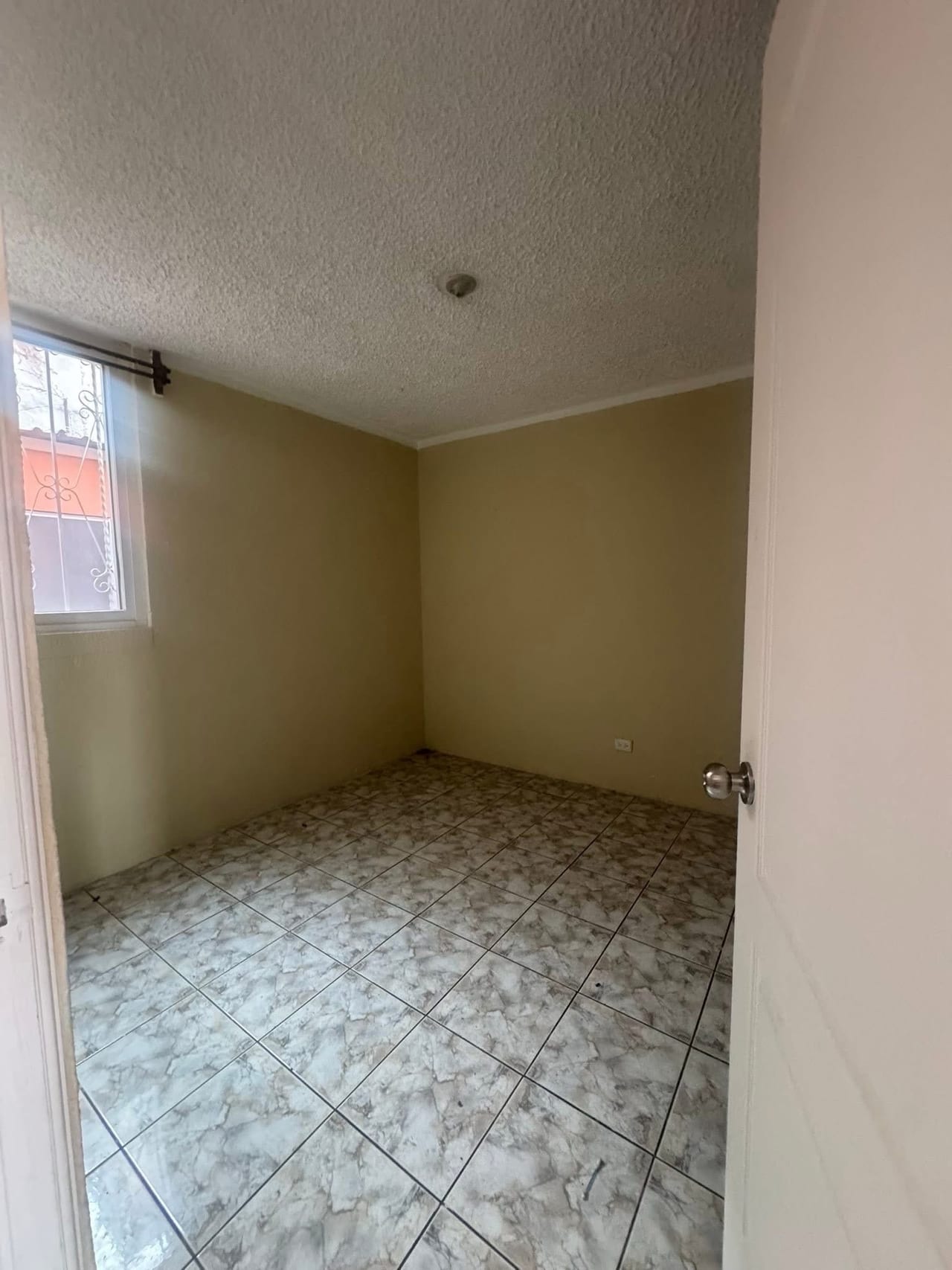 VENDO LINDA CASA DE UN NIVEL EN SAN CRISTOBAL FRENTE A WALMART AONDOMINIO SOBRE BULEVAR PRINCIPAL — Casa en Venta en Zona 8 Mixco, Guatemala, Ciudad — foto 7 de 14
