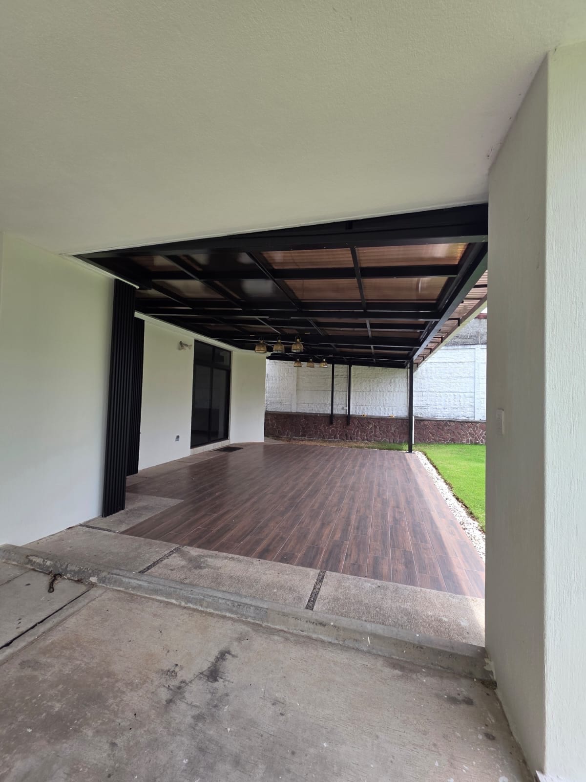 ALQUILO AMPLIA PROPIEDAD CON HERMOSA CASA — Casa en Alquiler en Zona 8 Mixco, Guatemala, Ciudad — foto 5 de 5