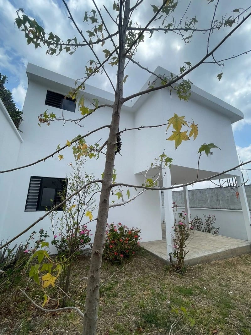 Venta de casa en Pinares de San Cristobal remodelada, ambientes amplios e iluminados — Casa en Venta en Pinares de San Cristobal, Zona 8 Mixco, Guatemala, Ciudad — foto 2 de 16