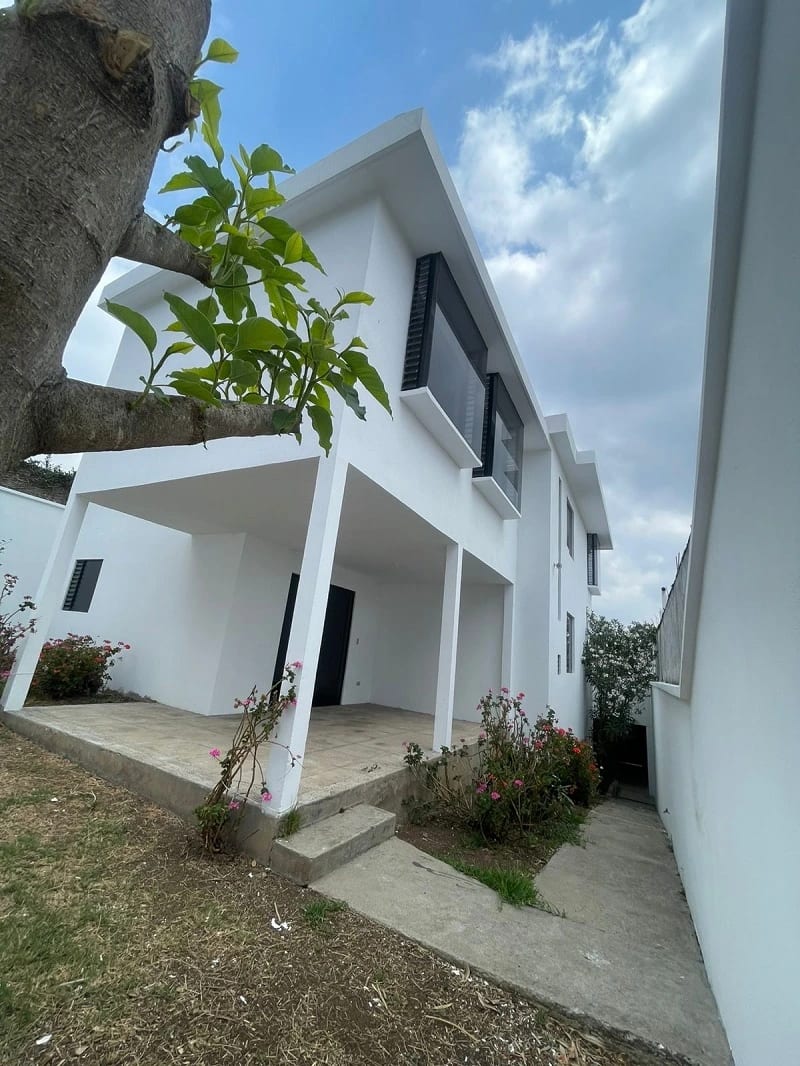 Venta de casa en Pinares de San Cristobal remodelada, ambientes amplios e iluminados — Casa en Venta en Pinares de San Cristobal, Zona 8 Mixco, Guatemala, Ciudad — foto 3 de 16