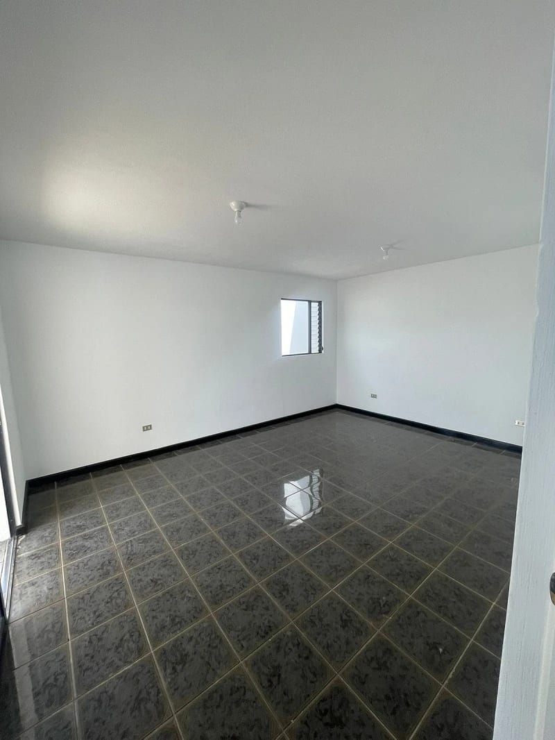 Venta de casa en Pinares de San Cristobal remodelada, ambientes amplios e iluminados — Casa en Venta en Pinares de San Cristobal, Zona 8 Mixco, Guatemala, Ciudad — foto 8 de 16