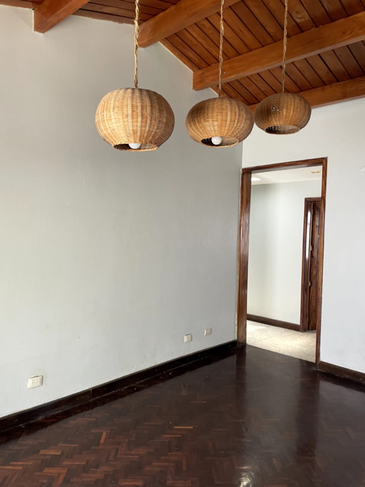 PRECIOSA CASA EN RENTA DE UN NIVEL EN BALCONES DE SAN CRISTOBAL — Casa en Alquiler en Zona 8 Mixco, Guatemala, Ciudad — foto 2 de 17