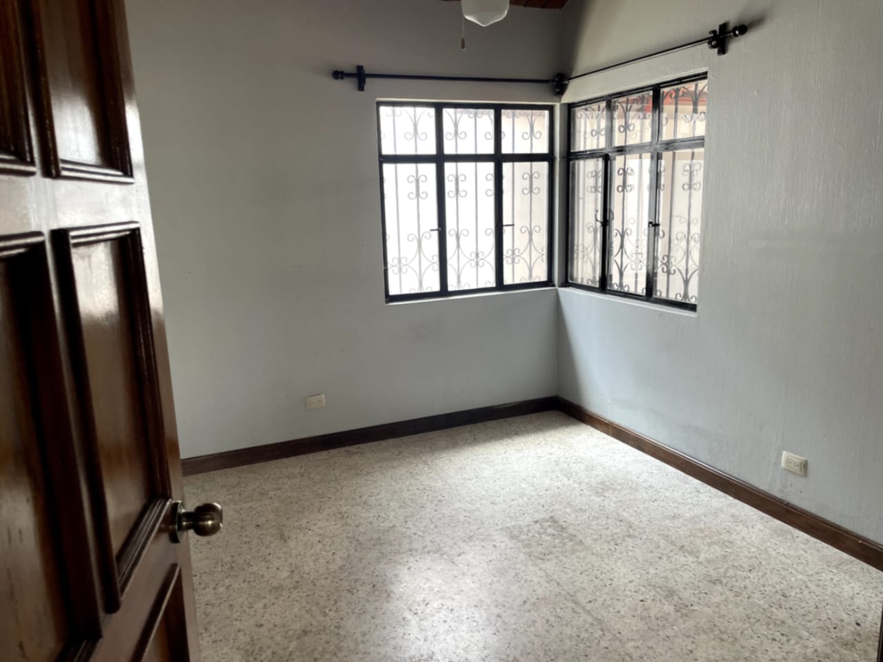 PRECIOSA CASA EN RENTA DE UN NIVEL EN BALCONES DE SAN CRISTOBAL — Casa en Alquiler en Zona 8 Mixco, Guatemala, Ciudad — foto 9 de 17