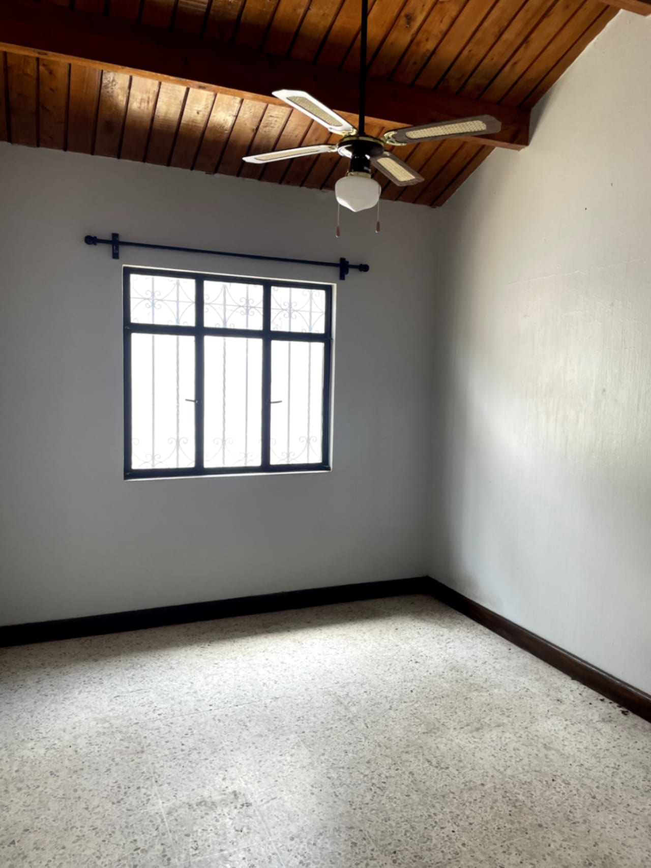 PRECIOSA CASA EN RENTA DE UN NIVEL EN BALCONES DE SAN CRISTOBAL — Casa en Alquiler en Zona 8 Mixco, Guatemala, Ciudad — foto 11 de 17