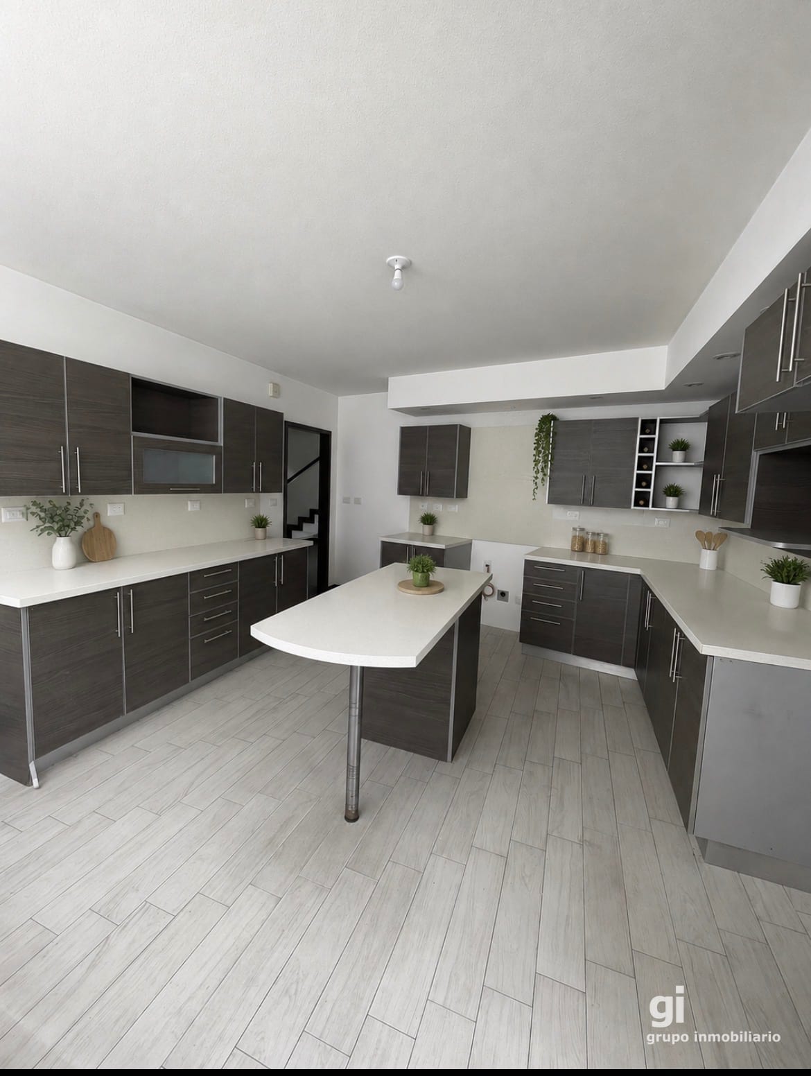 Hermosa casa en venta Zona 16.4 dormitorios cada uno con su baño — Casa en Venta en Zona 16, Guatemala, Ciudad — foto 1 de 7