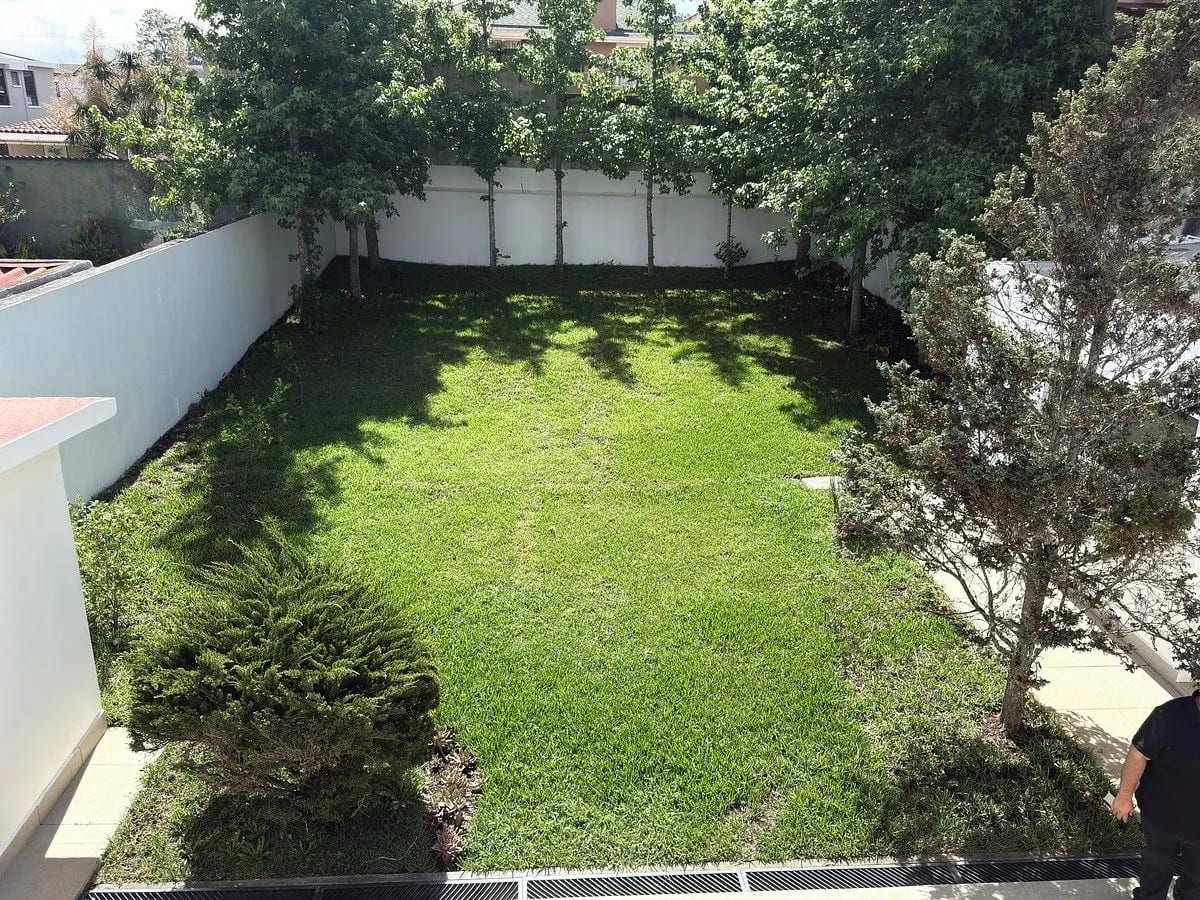 Casa con Jardín Amplio en Jardines de San Isidro, Zona 16 — en Alquiler — Casa en Alquiler en Jardines de San Isidro, Zona 16, Guatemala, Ciudad — foto 1 de 17
