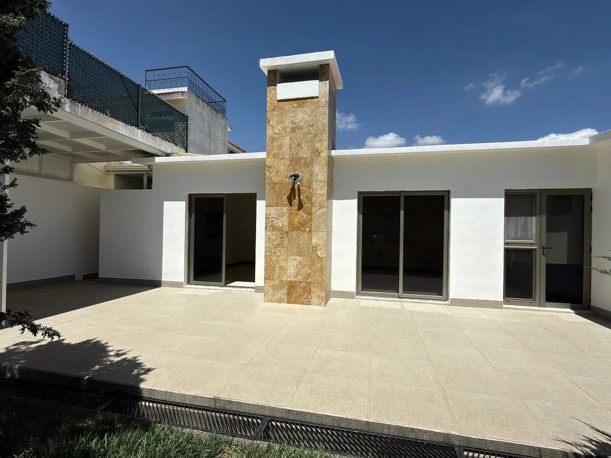 Casa con Jardín Amplio en Jardines de San Isidro, Zona 16 — en Alquiler — Casa en Alquiler en Jardines de San Isidro, Zona 16, Guatemala, Ciudad — foto 2 de 17
