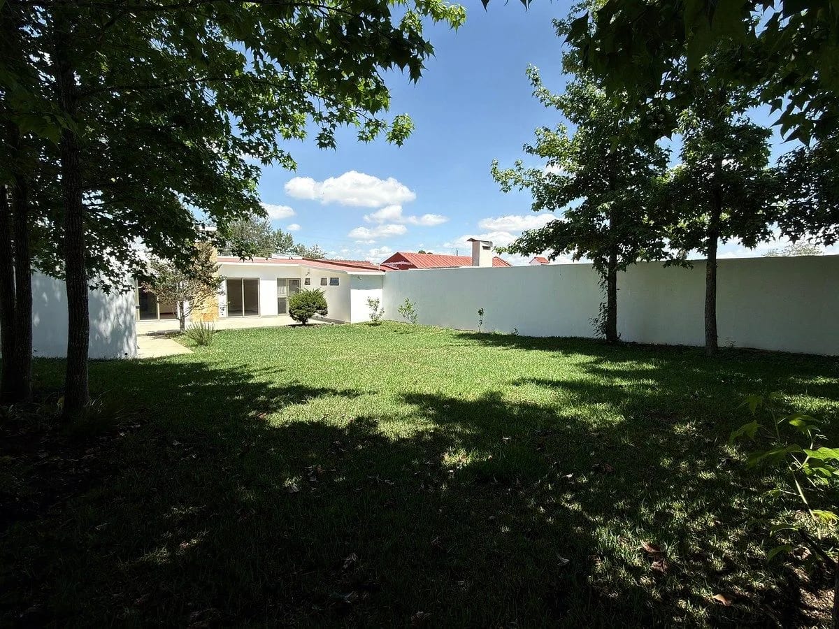 Casa con Jardín Amplio en Jardines de San Isidro, Zona 16 — en Alquiler — Casa en Alquiler en Jardines de San Isidro, Zona 16, Guatemala, Ciudad — foto 4 de 17