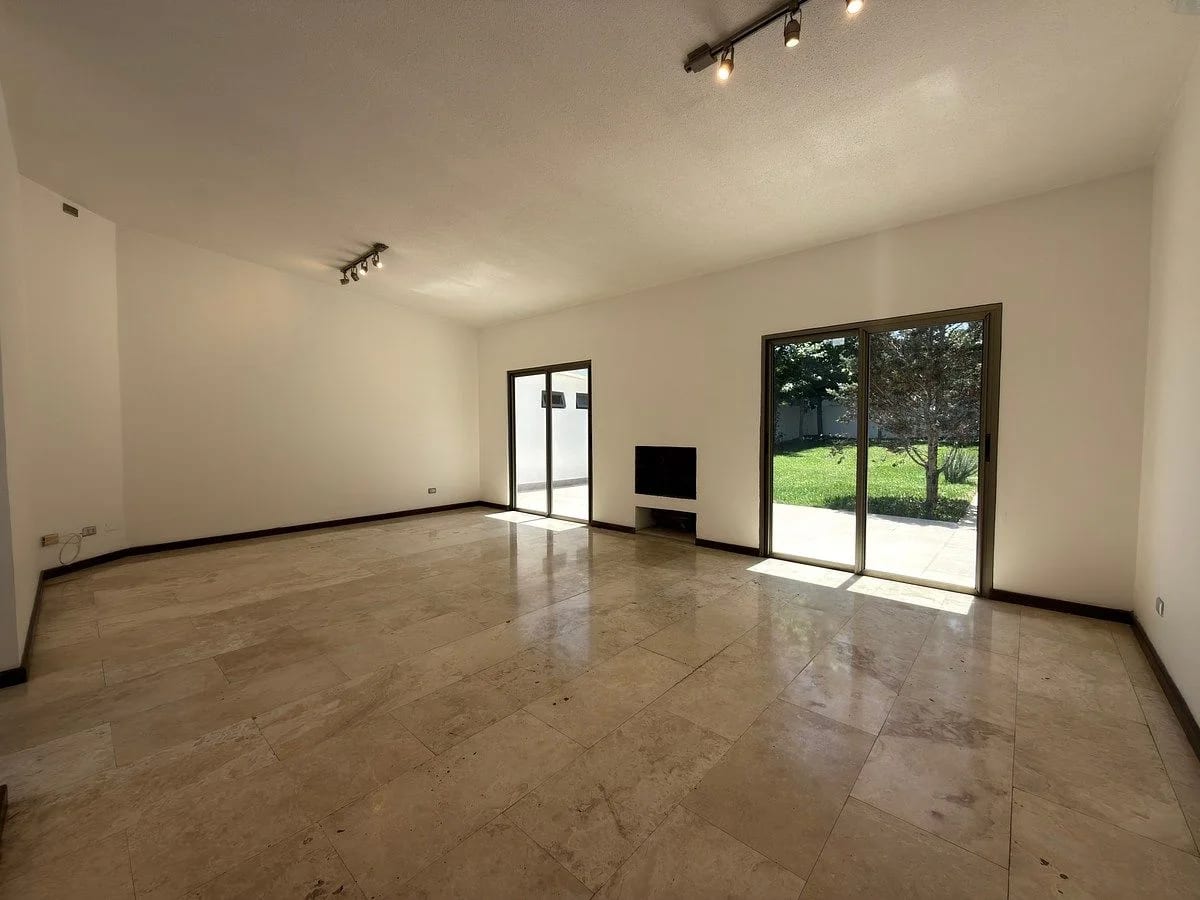 Casa con Jardín Amplio en Jardines de San Isidro, Zona 16 — en Alquiler — Casa en Alquiler en Jardines de San Isidro, Zona 16, Guatemala, Ciudad — foto 5 de 17