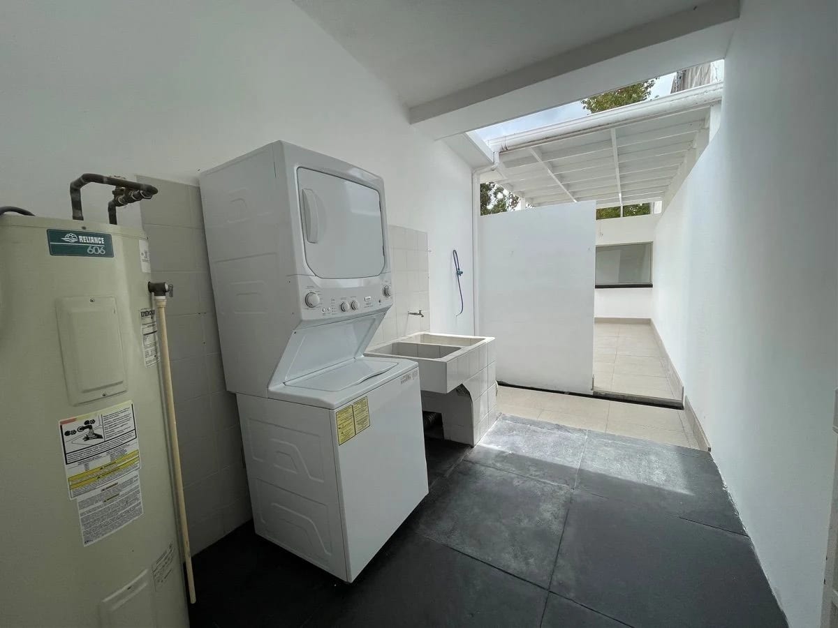Casa con Jardín Amplio en Jardines de San Isidro, Zona 16 — en Alquiler — Casa en Alquiler en Jardines de San Isidro, Zona 16, Guatemala, Ciudad — foto 9 de 17