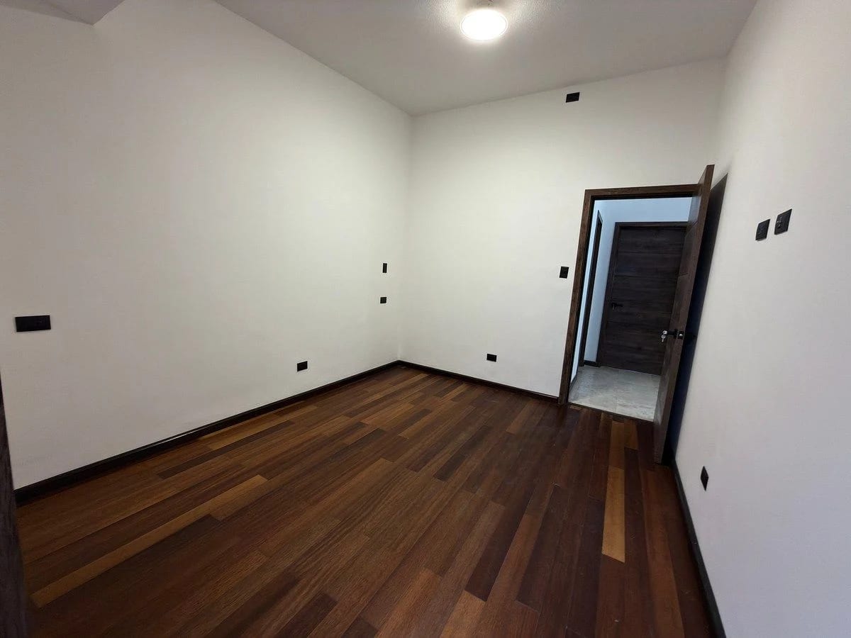 Casa con Jardín Amplio en Jardines de San Isidro, Zona 16 — en Alquiler — Casa en Alquiler en Jardines de San Isidro, Zona 16, Guatemala, Ciudad — foto 16 de 17