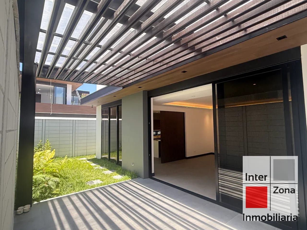 Casa en Molié, con elevador privado+panel solar. US$3,499 Junio 2026 — Casa en Alquiler en Zona 10, Guatemala, Ciudad — foto 1 de 16