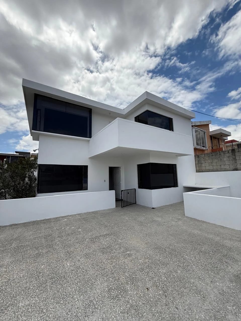Casa recién remodelada en San Cristóbal — Casa en Venta en Pinares de San Cristobal, Zona 8 Mixco, Guatemala, Ciudad — foto 2 de 17