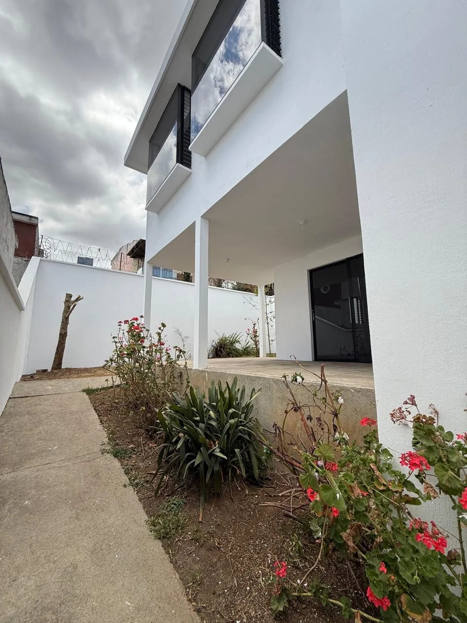 Casa recién remodelada en San Cristóbal — Casa en Venta en Pinares de San Cristobal, Zona 8 Mixco, Guatemala, Ciudad — foto 3 de 17