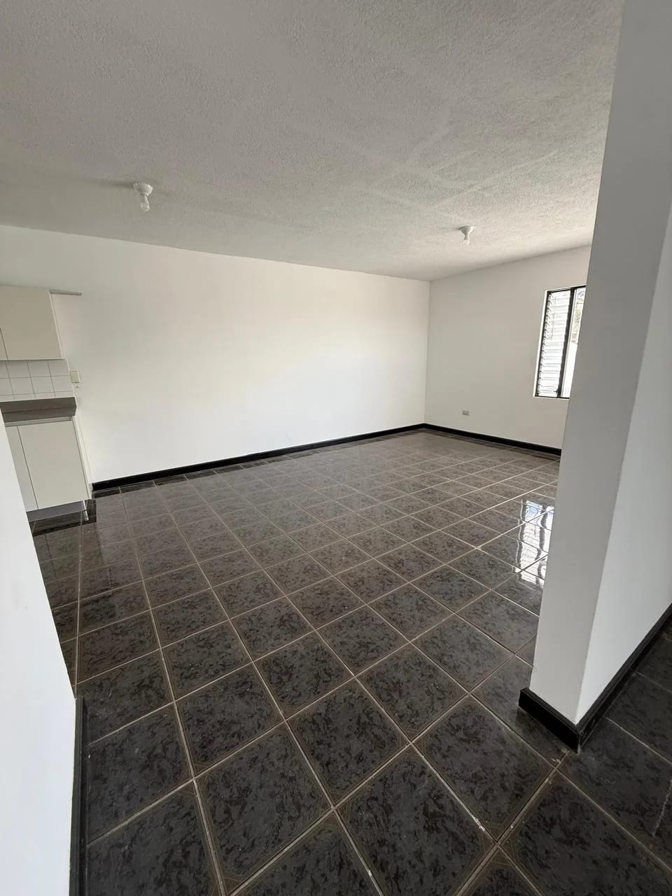Casa recién remodelada en San Cristóbal — Casa en Venta en Pinares de San Cristobal, Zona 8 Mixco, Guatemala, Ciudad — foto 7 de 17
