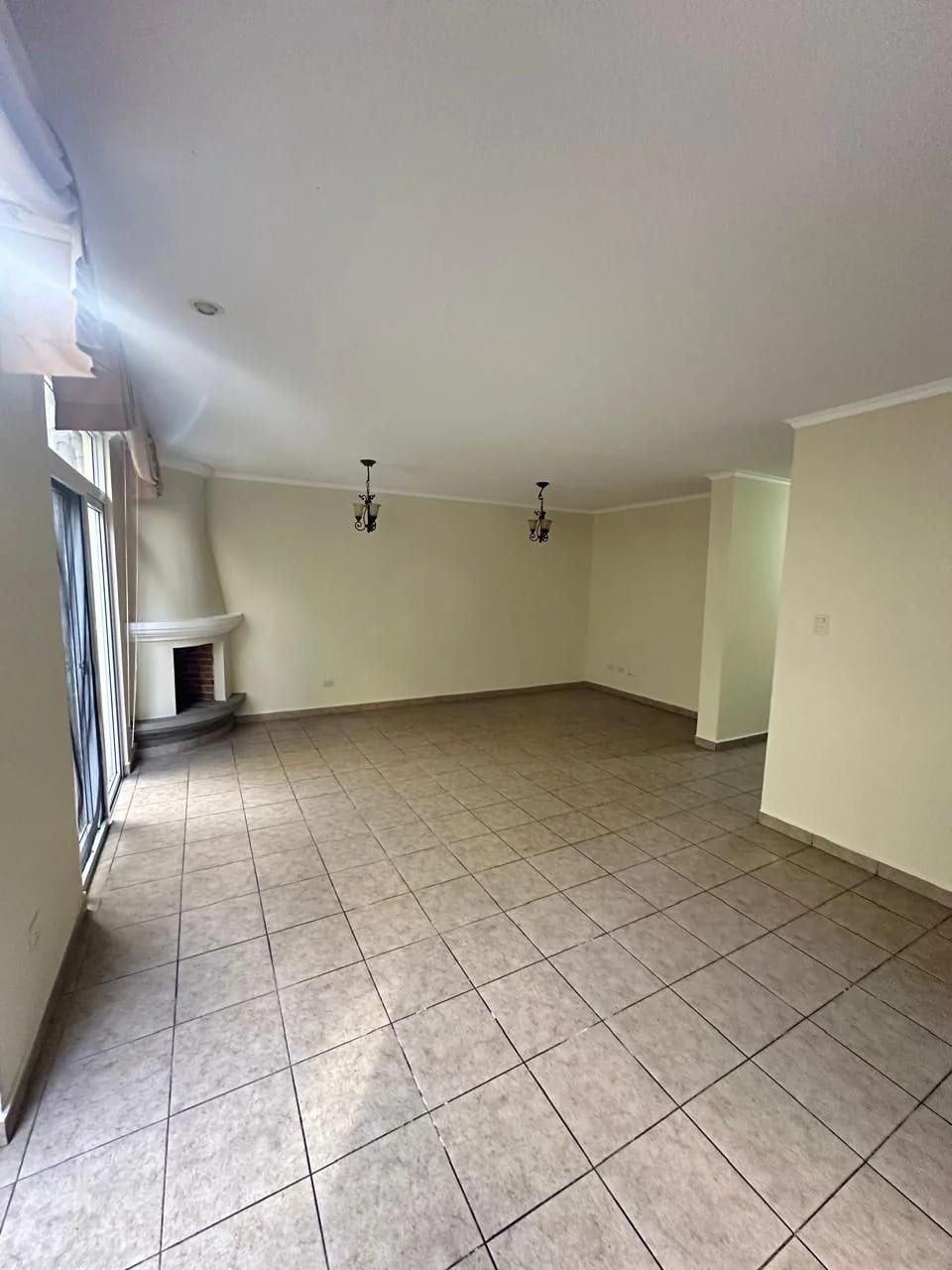Casa amplia, sector Seguro — Casa en Venta en Quinta Los Encinos, Zona 7 Mixco, Guatemala, Ciudad — foto 3 de 9