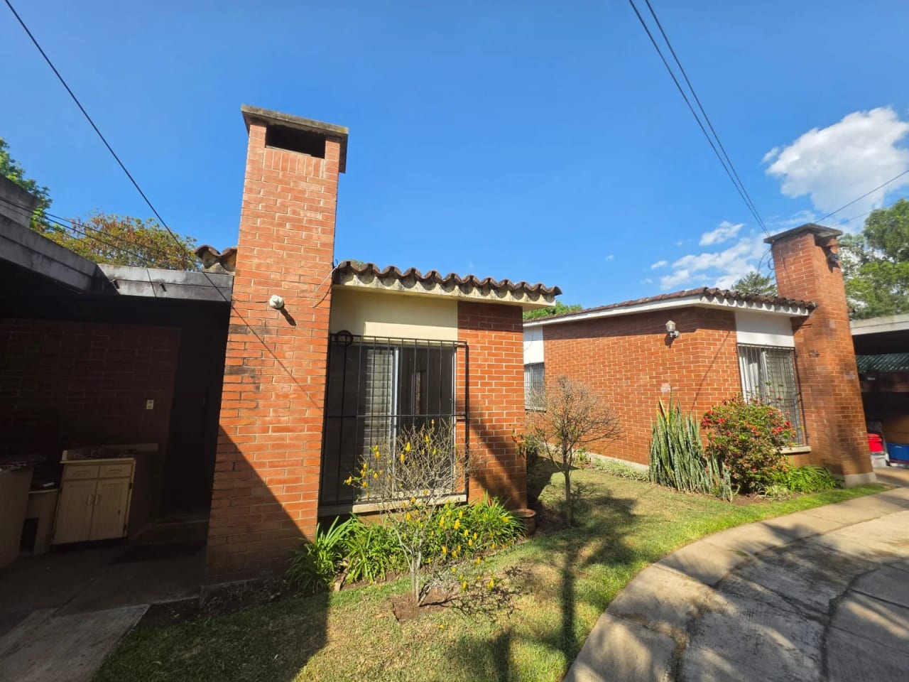 Casa en venta para remodelar, dentro de exclusivo condominio pequeño, Jardines de San Isidro, zona 16 — Casa en Venta en Jardines de San Isidro, Zona 16, Guatemala, Ciudad — foto 1 de 7