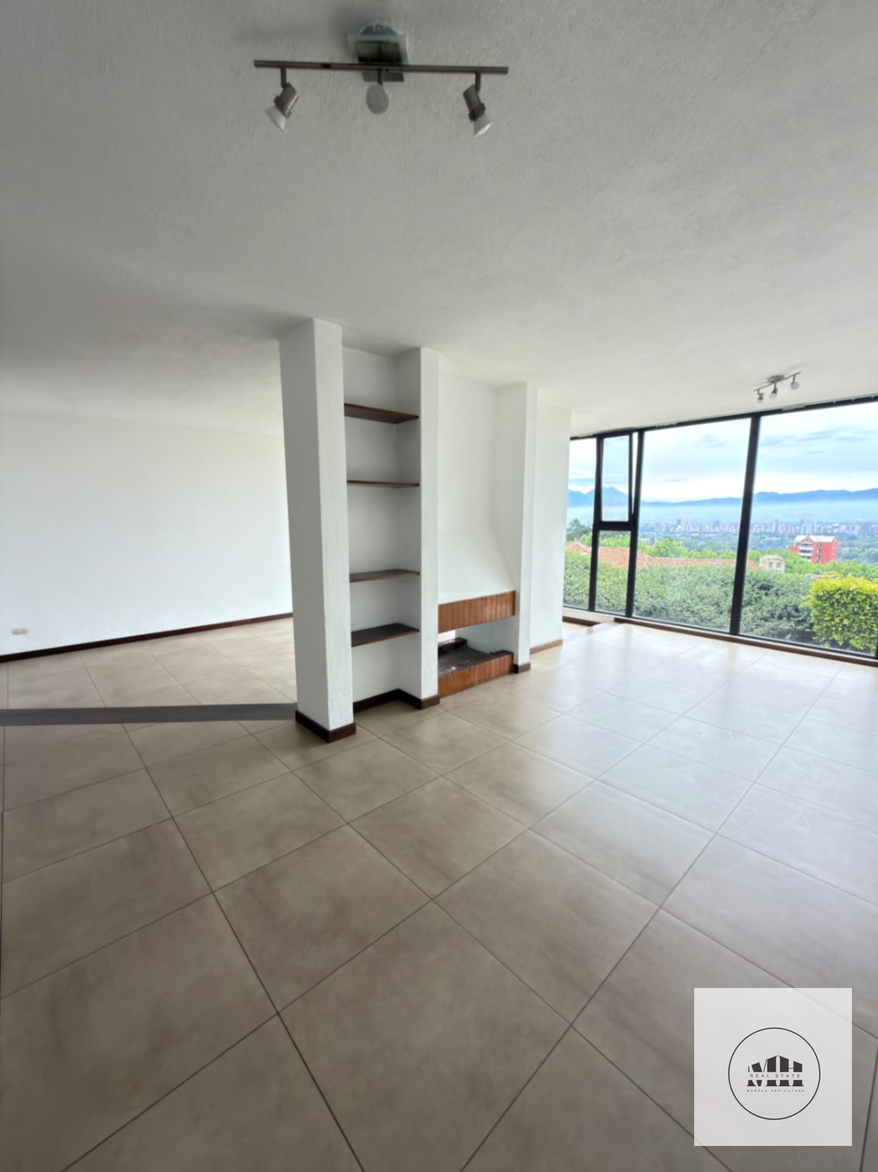 Bellisima casa en renta zona 10 — Casa en Alquiler en Zona 10, Guatemala, Ciudad — foto 15 de 17