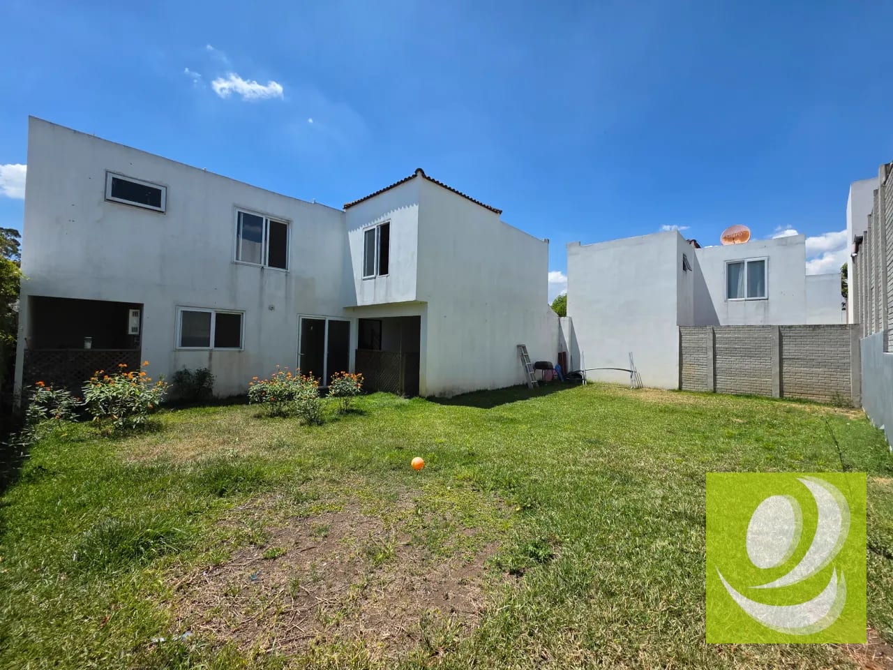 CASA EN VENTA CON AMPLIO JARDIN EN VILLA NUEVA HACIENDA DE LAS FLORES — Casa en Venta en Villa Nueva, Guatemala, Ciudad — foto 1 de 9