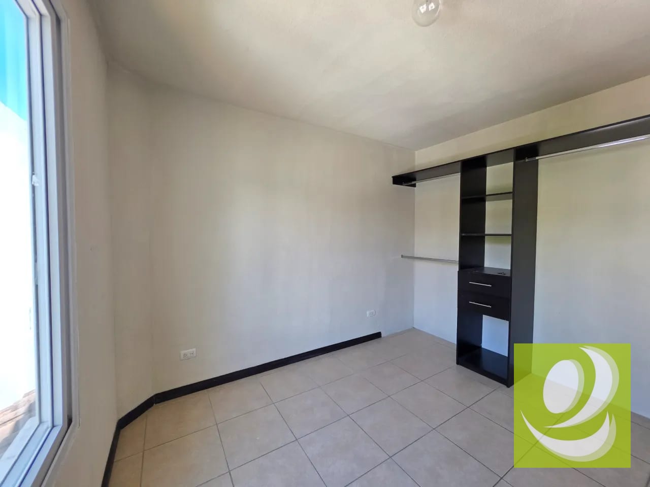 CASA EN VENTA CON AMPLIO JARDIN EN VILLA NUEVA HACIENDA DE LAS FLORES — Casa en Venta en Villa Nueva, Guatemala, Ciudad — foto 8 de 9