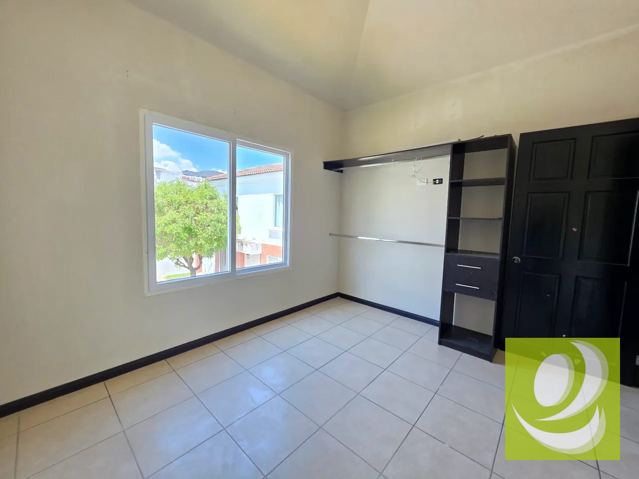 CASA EN VENTA CON AMPLIO JARDIN EN VILLA NUEVA HACIENDA DE LAS FLORES — Casa en Venta en Villa Nueva, Guatemala, Ciudad — foto 9 de 9