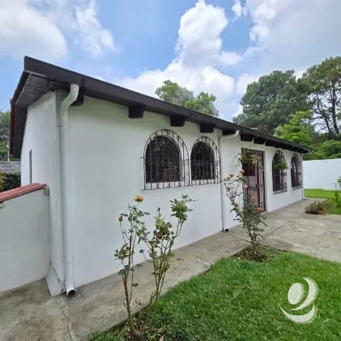 Oficina en Renta San Lucas Sacatepéquez con amplio jardín parqueo — Casa en Alquiler en San Lucas Sacatepéquez, Sacatepéquez — foto 3 de 17