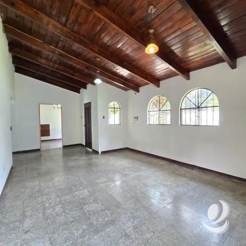 Oficina en Renta San Lucas Sacatepéquez con amplio jardín parqueo — Casa en Alquiler en San Lucas Sacatepéquez, Sacatepéquez — foto 9 de 17