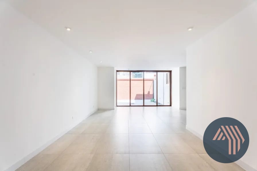 VENTA DE LINDA CASA REMODELADA - CIPRESES, ZONA 10 — Casa en Venta en Zona 10, Guatemala, Ciudad — foto 3 de 17