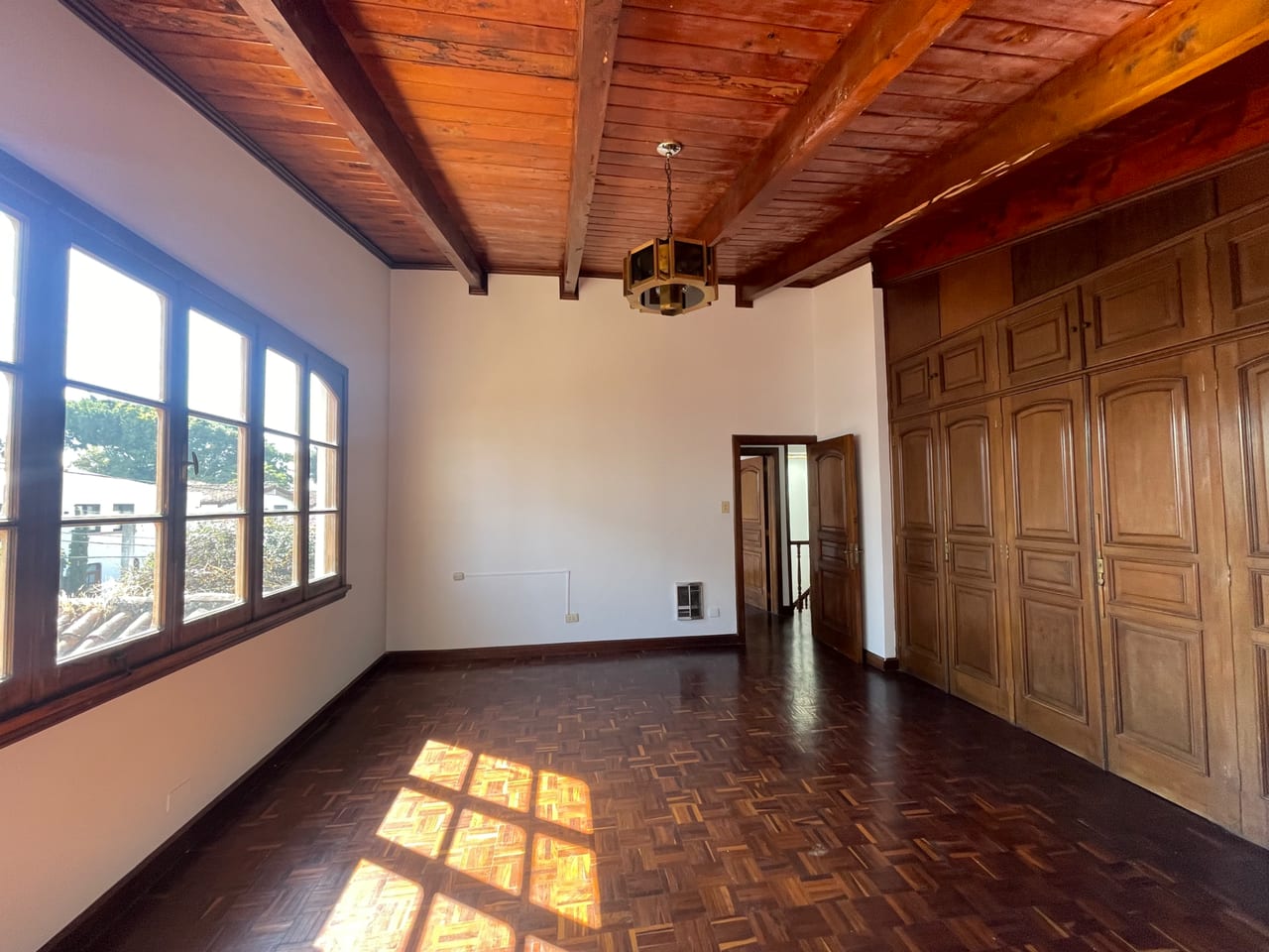 🏡✨ CASA EN VENTA EN ZONA 14 - CON JARDÍN ✨🏡 — Casa en Venta en La Villa, Zona 14, Guatemala, Ciudad — foto 6 de 7