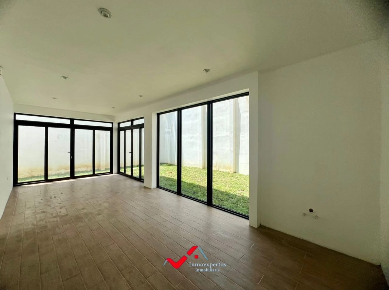 CASA EN VENTA EN ZONA 16 — Casa en Venta en Zona 16, Guatemala, Ciudad — foto 1 de 17