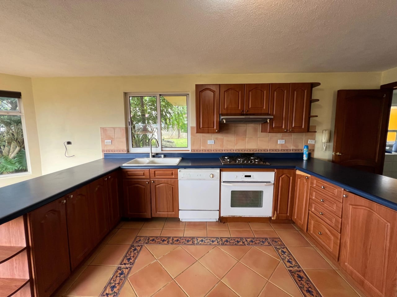 CASA EN VENTA SAN CRISTOBAL, ZONA 8 DE MIXCO RESIDENCIAL LOMA REAL — Casa en Venta en Loma Real, Zona 8 Mixco, Guatemala, Ciudad — foto 11 de 16