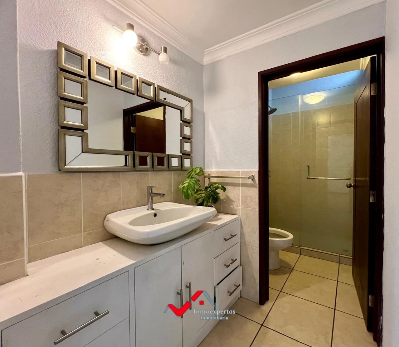 CASA EN RENTA EN PRADOS DE SAN CRISTOBAL, ZONA 8 DE MIXCO — Casa en Alquiler en Prados de San Cristóbal, Zona 8 Mixco, Guatemala, Ciudad — foto 11 de 17