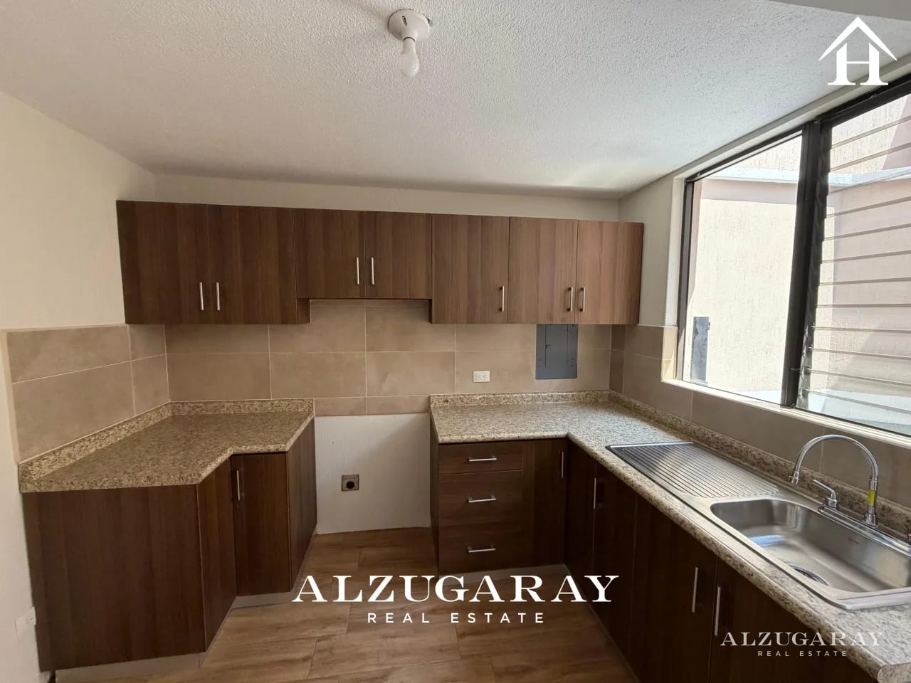 CASA REMODELADA EN CONDOMINIO - 3 HAB. AVENIDA HINCAPIE ZONA 13 — Casa en Alquiler en Zona 13, Guatemala, Ciudad — foto 4 de 12