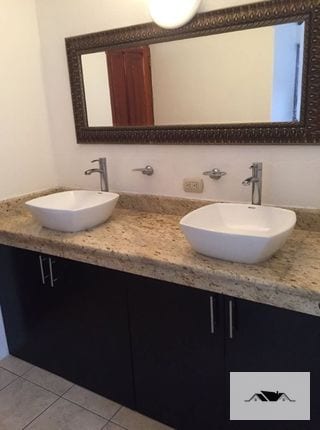 EN RENTA CASA TIPO TOWNHOUSE ZONA 14 EL CAMPO — Casa en Alquiler en Colonia El Campo, Zona 14, Guatemala, Ciudad — miniatura 8 de 9