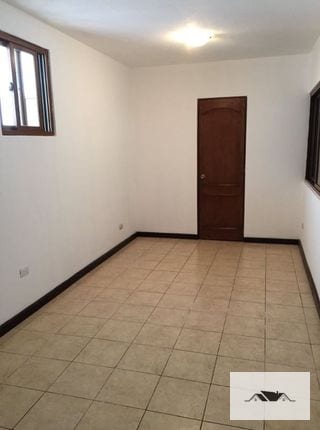 EN RENTA CASA TIPO TOWNHOUSE ZONA 14 EL CAMPO — Casa en Alquiler en Colonia El Campo, Zona 14, Guatemala, Ciudad — miniatura 3 de 9