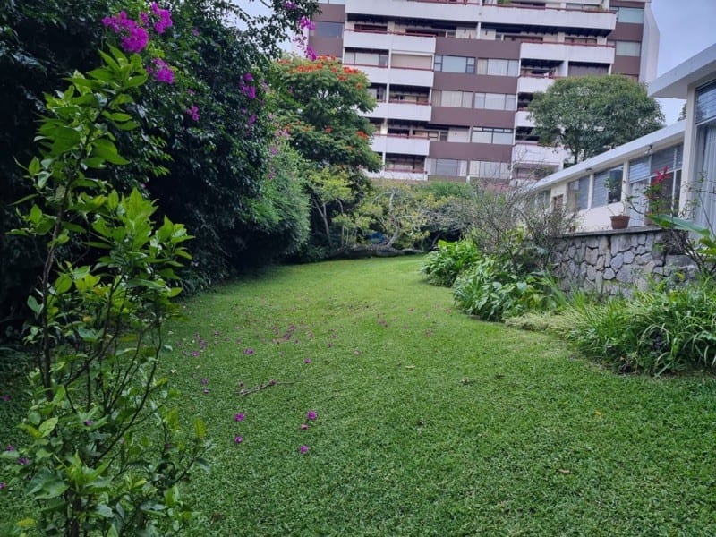 CASA AMPLIA CON 20 PARQUEOS ZONA 15 — Casa en Alquiler en Zona 15, Guatemala, Ciudad — foto 2 de 3